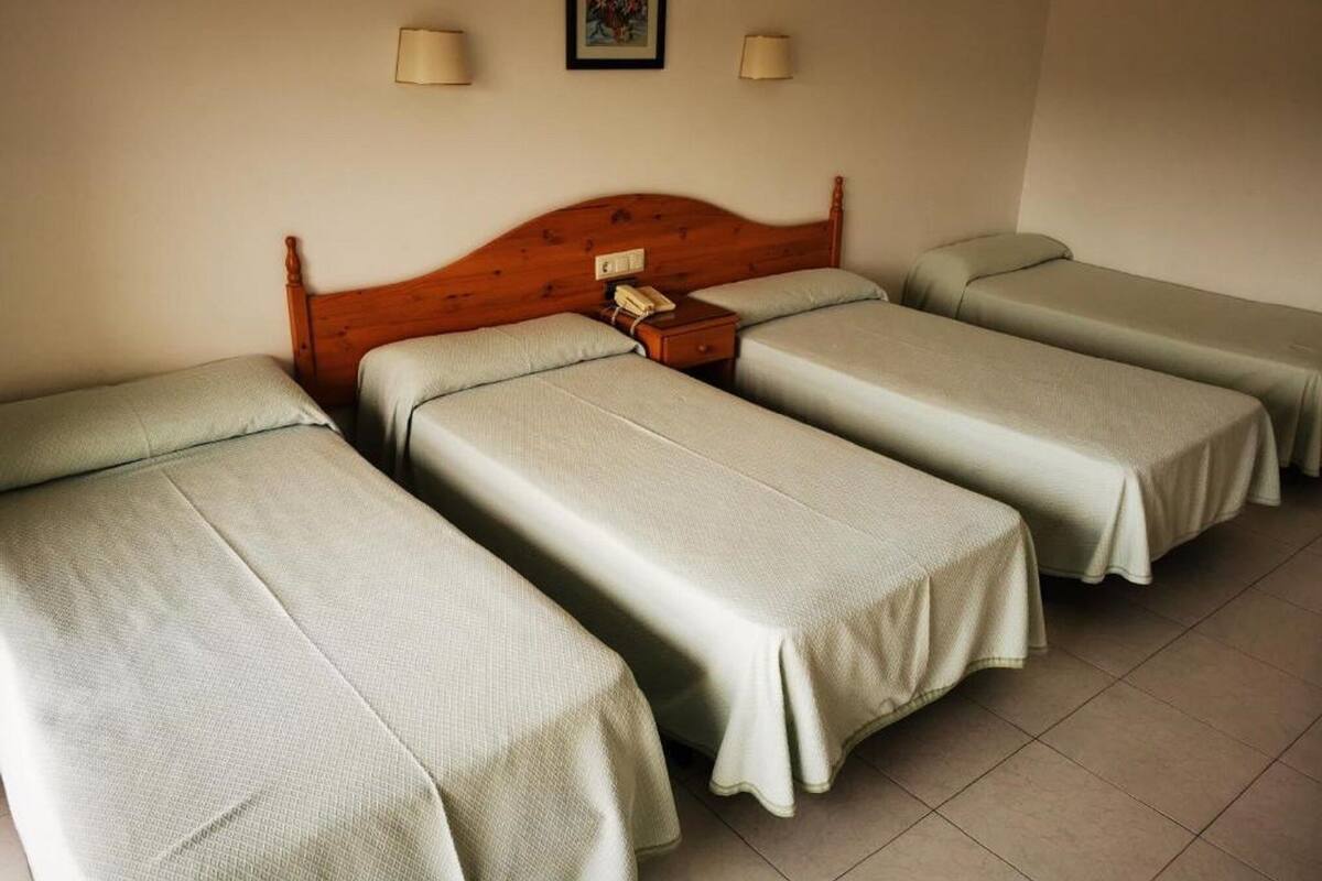 Desk, free cots/infant beds, WiFi, bed sheets