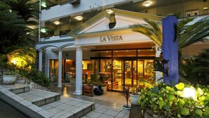 Ein Hotel Eingang mit einem Namensschild 'LA VISTA'.