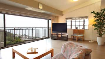 Iron/ironing board, bed sheets