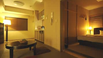 Iron/ironing board, bed sheets