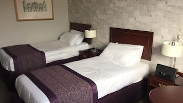 Cofres nos quartos, escrivaninha, Wi-Fi de cortesia, roupa de cama
