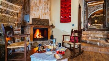 Family Cottage, Mountain View | Pillowtop beds, soundproofing, iron/ironing board, WiFi