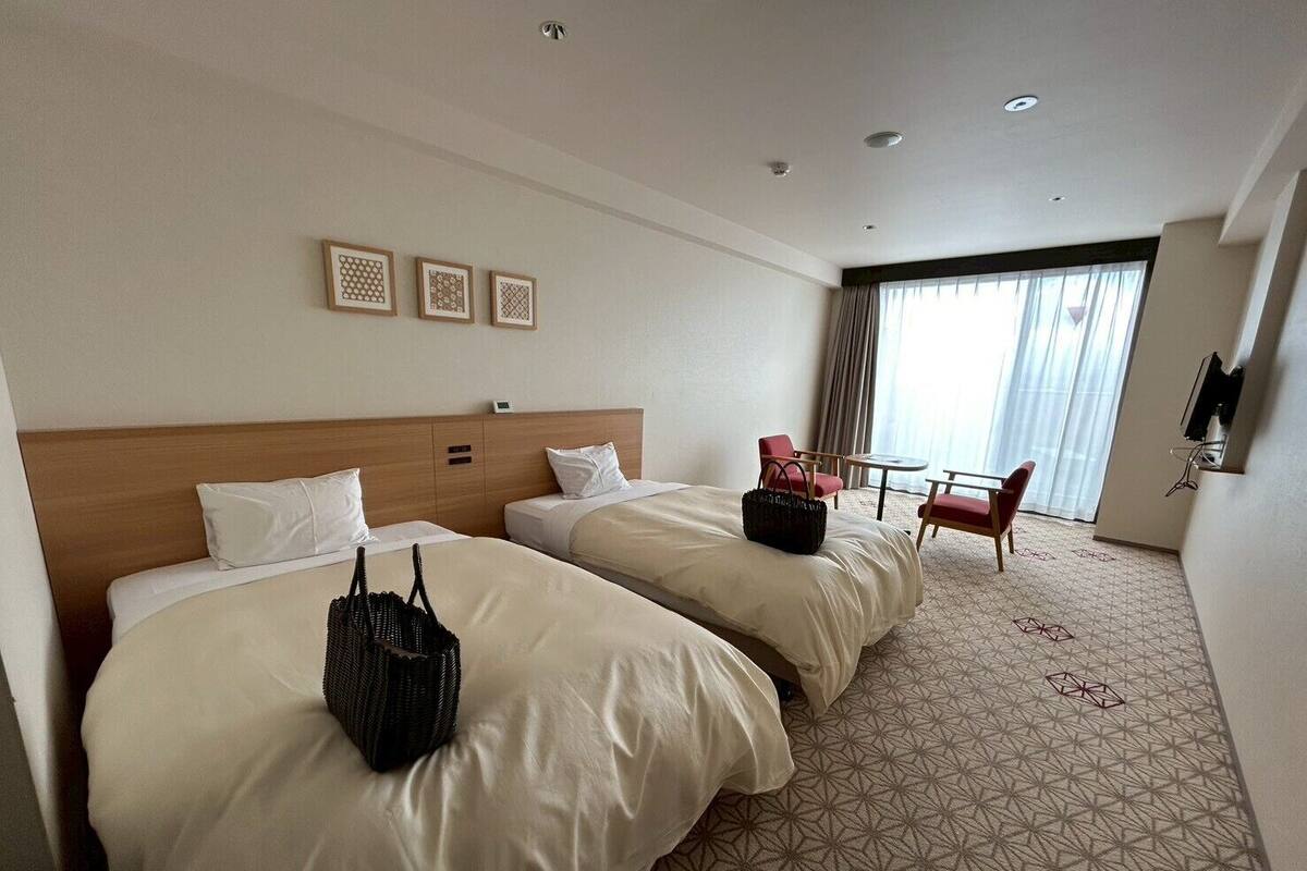 Twin Room, Non Smoking | Down comforters, WiFi (free), bed sheets