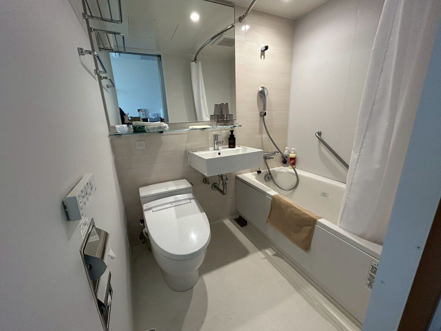 Un baño moderno con inodoro, lavamanos y bañera.