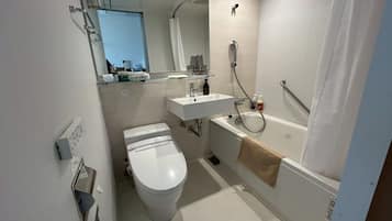 Un baño moderno con inodoro, lavamanos y bañera.