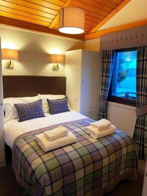 Desk, iron/ironing board, WiFi, bed sheets