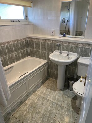 Superior appartement | Badkamer | Een douche, gratis toiletartikelen, een haardroger, handdoeken