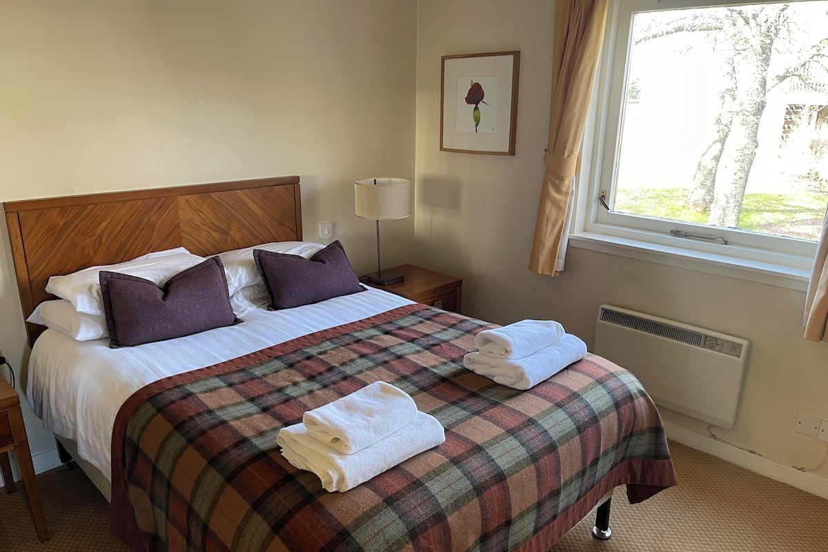 Spacious Two Bed Apartment (Log Fire) | Desk, iron/ironing board, WiFi, bed sheets