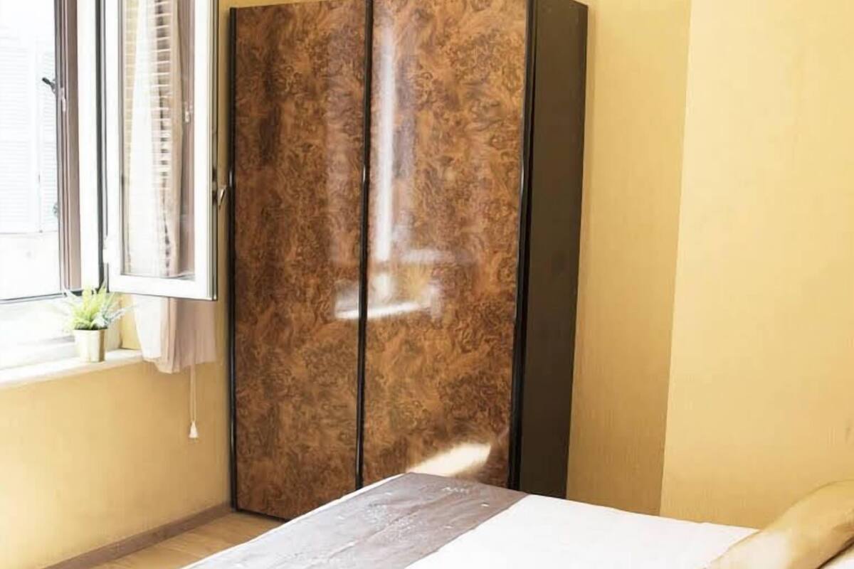 Habitación doble | Caja de seguridad en la habitación y tabla de planchar con plancha