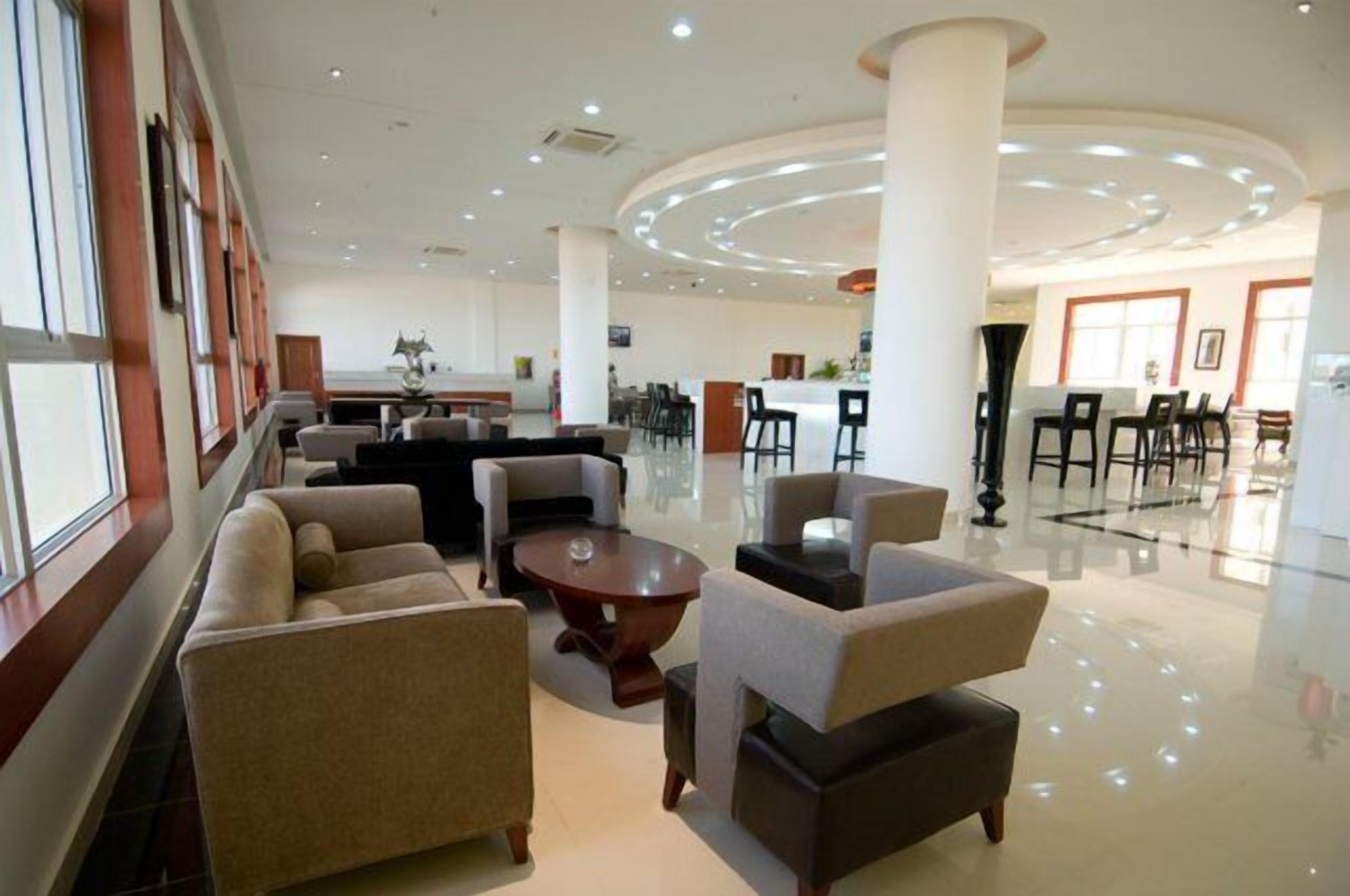 2 bars/lounges, poolside bar