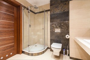 Apartemen (419) | Kamar mandi | Shower, pengering rambut,  dan handuk