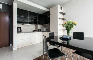 Apartment (121) | In-room dining