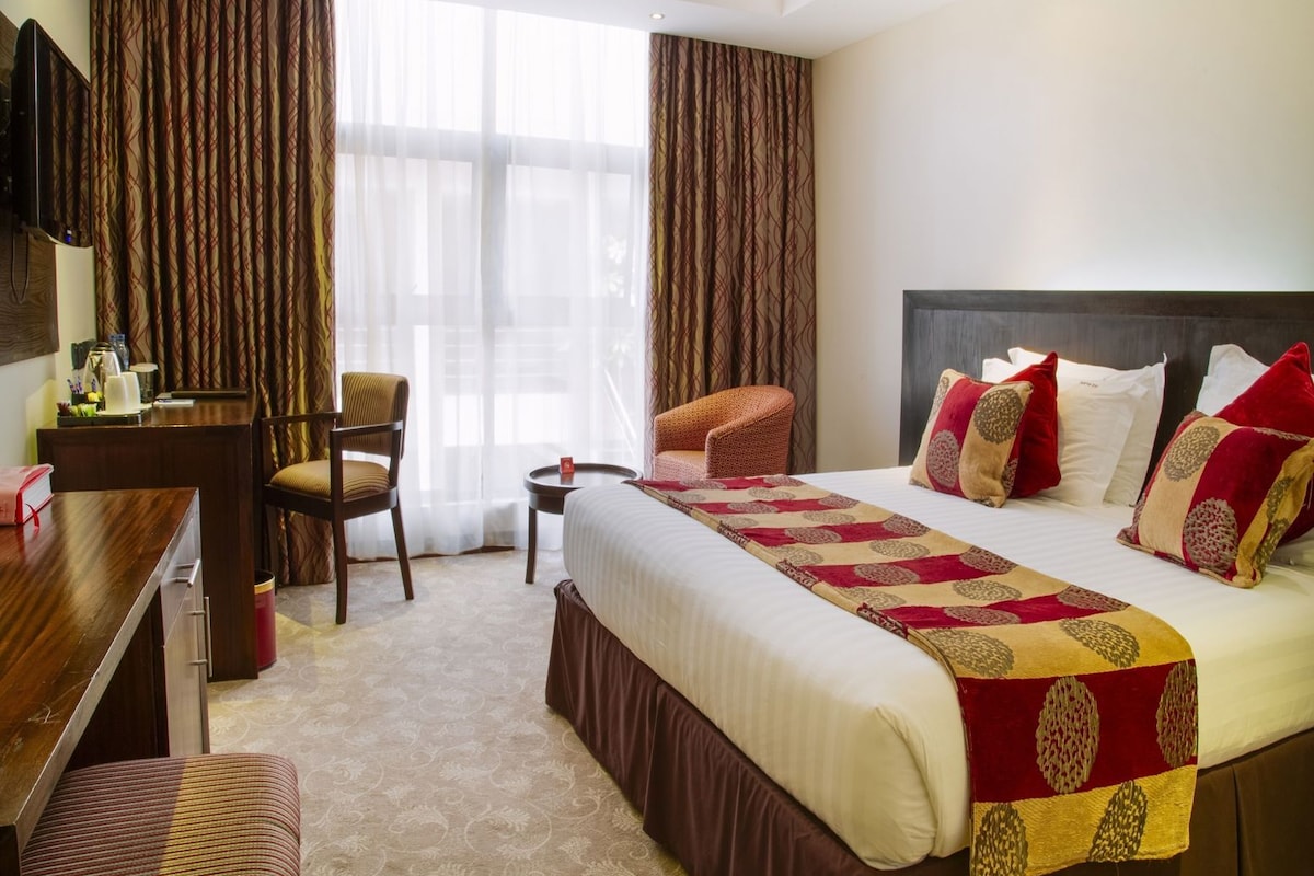 Premium bedding, minibar, in-room safe, desk