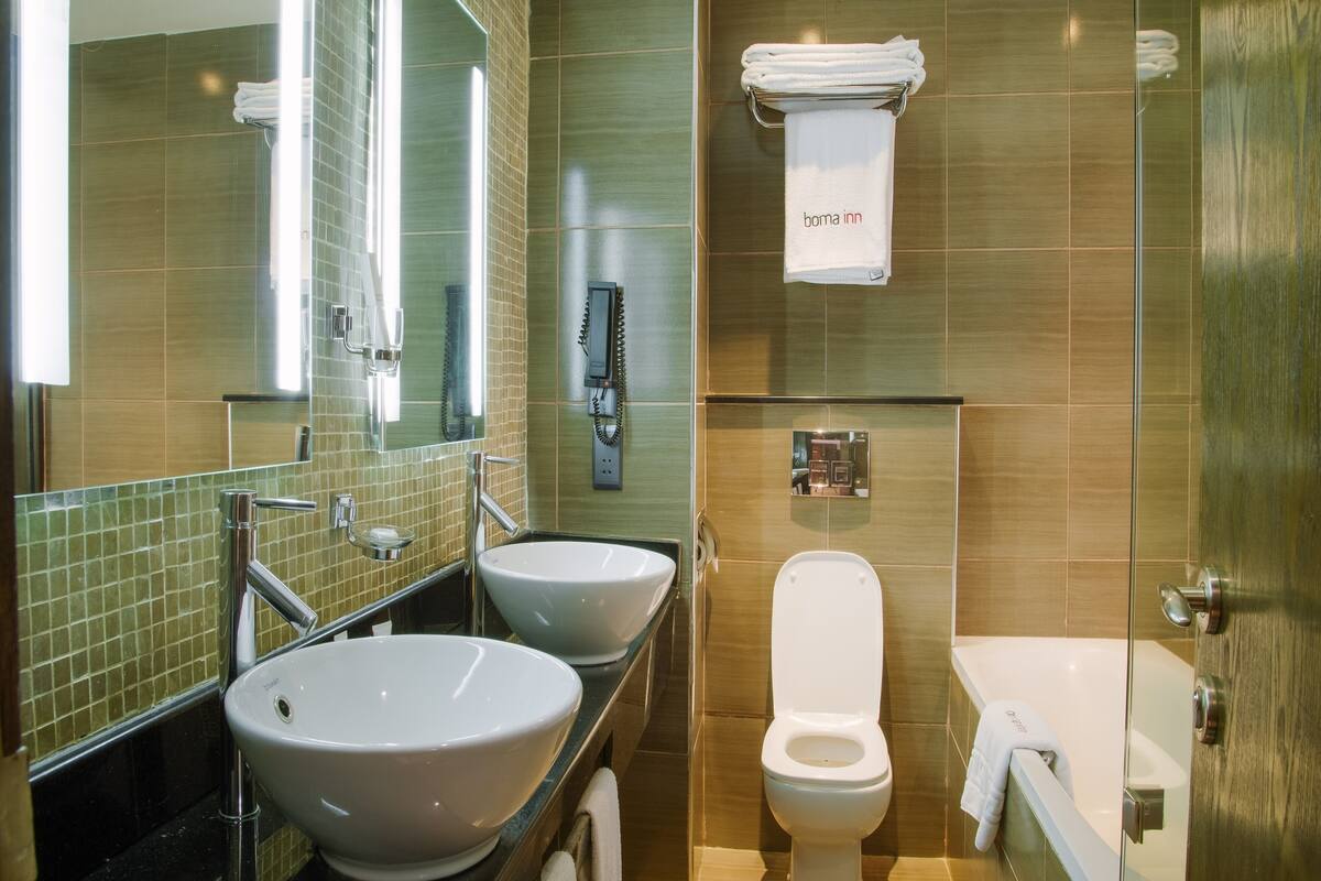 deluxe double room | bathroom | separate bathtub and shower, free toiletries, hair dryer, bathrobes