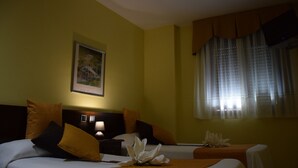 Camera con letto matrimoniale o 2 letti singoli | Una scrivania, tende oscuranti, Wi-Fi gratuito