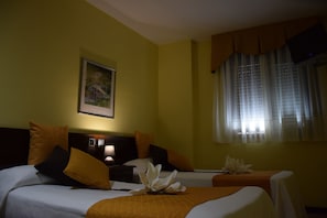Quarto casal ou duplo | Escrivaninha, cortinas blackout, Wi-Fi de cortesia