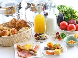 A breakfast buffet with various food items, including bread, eggs, sausages, and vegetables. - Shigakogen Hotel Ichibokaku (Yamanouchi)
