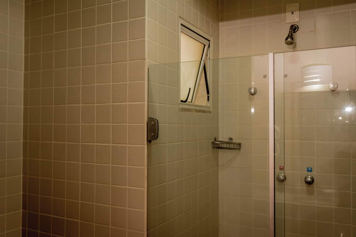Minibar, safe på rommet, skrivebord og blendingsgardiner