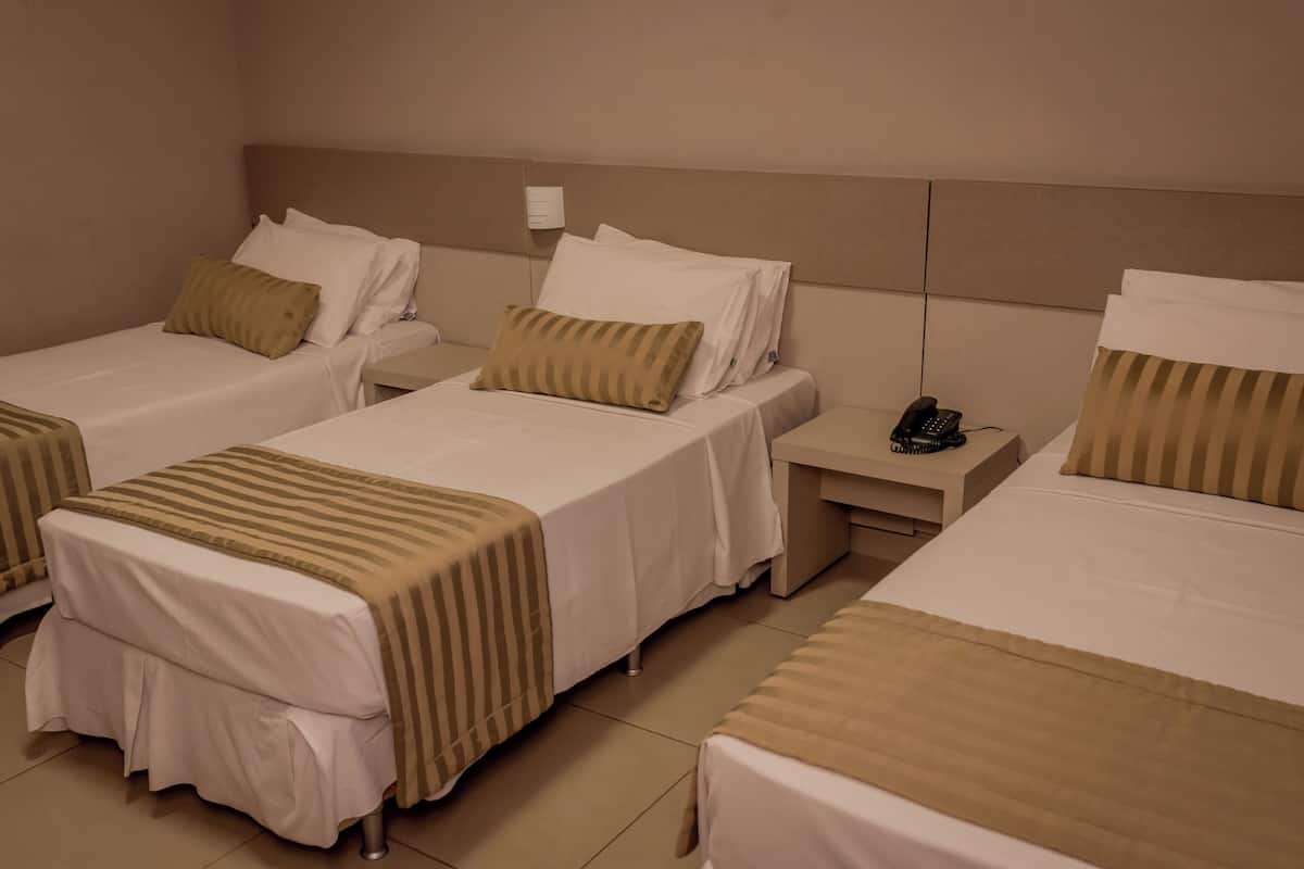 Tradisjonelt tremannsrom | Minibar, safe på rommet, skrivebord og blendingsgardiner