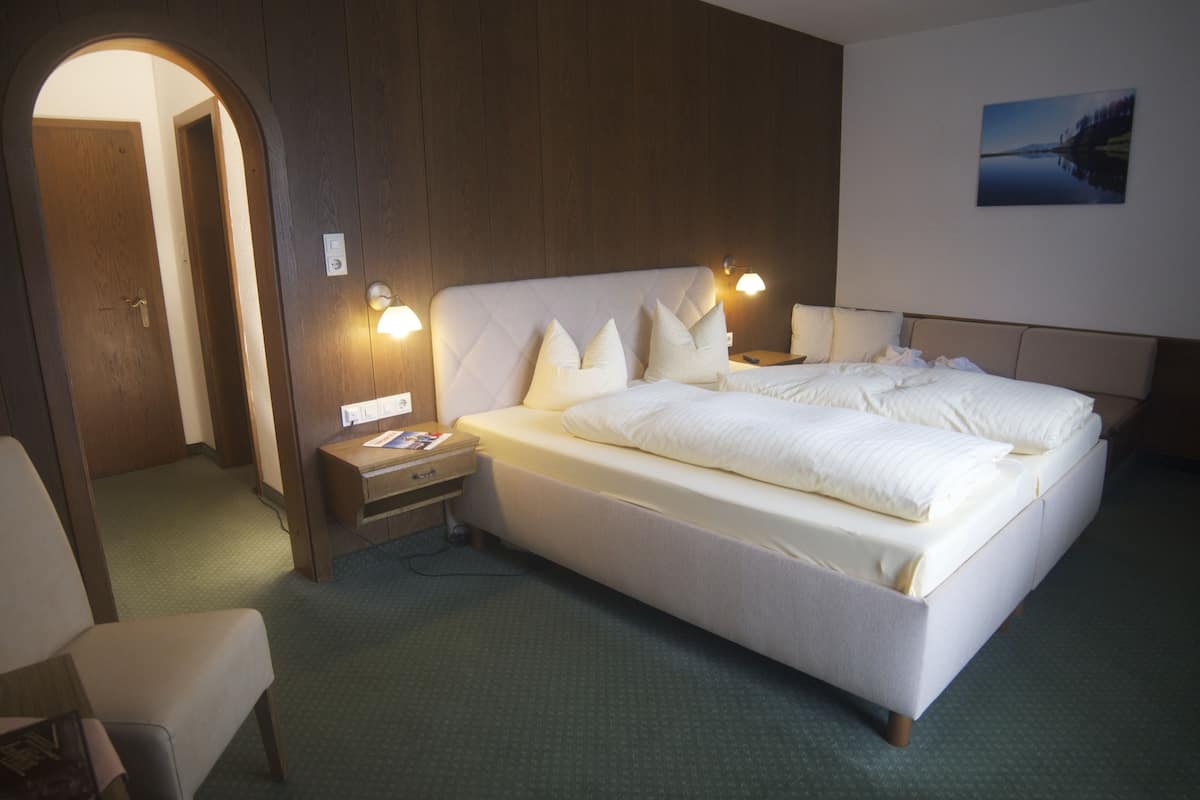 hypo-allergenic bedding, in-room safe, cots/infant beds, rollaway beds