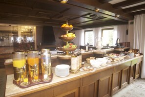 Free daily buffet breakfast  - Hotel Sonnhof (Mutters)