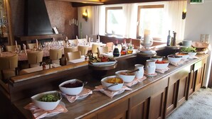 Un buffet proposant une variété de plats et de boissons.