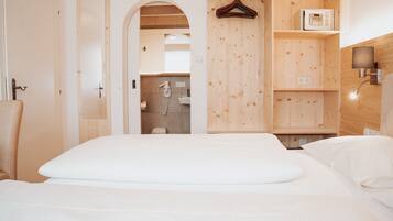 Hypo-allergenic bedding, in-room safe, cribs/infant beds, rollaway beds