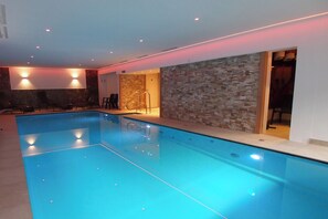 Indoor pool, open 6:30 AM to 9 PM, pool loungers - Hotel Sonnhof (Mutters)