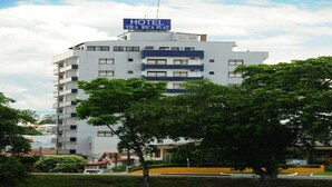 A multi-story hotel with a sign reading "HOTEL VILA RICA FLAT". - Ameris Hotel Vila Rica Flat (Resende)