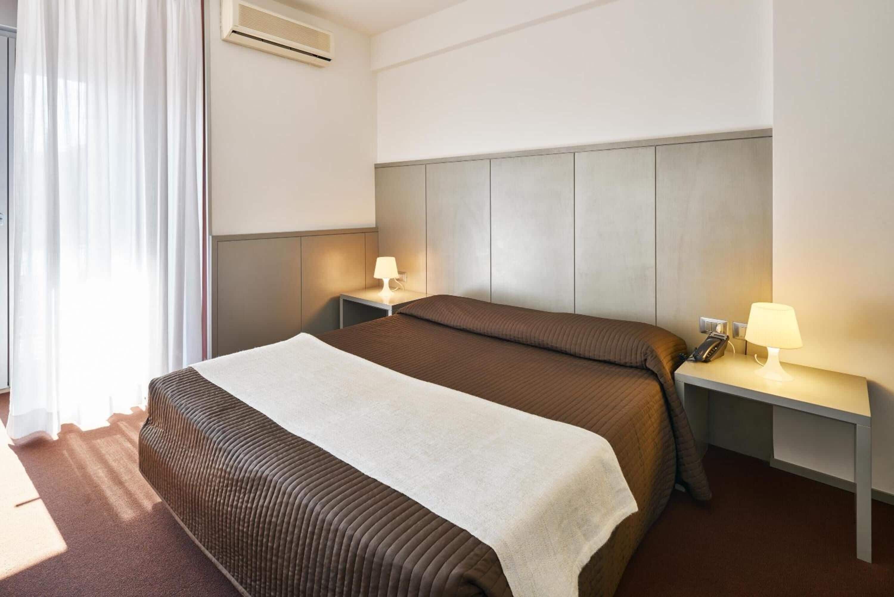 Minibar, caja de seguridad en la habitación, cunas y ropa de cama 
