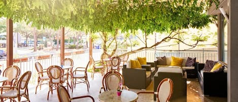 Aperto a colazione, pranzo e cena, cucina locale