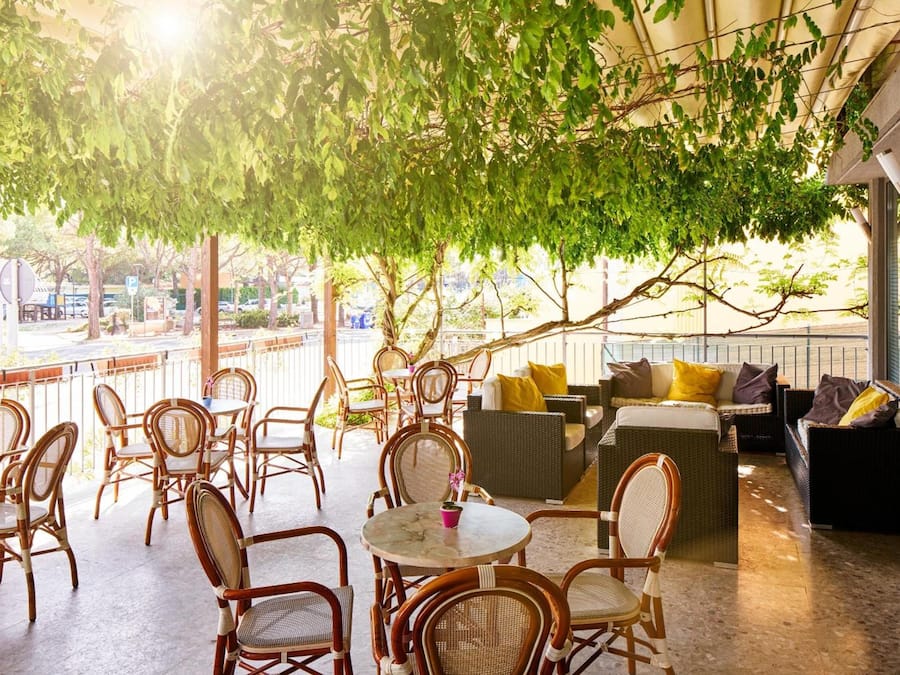 Sarapan, makan tengah hari, makan malam dihidangkan; masakan tempatan