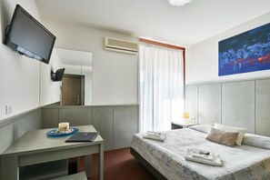 Minibar, caja de seguridad en la habitación, cunas y ropa de cama 