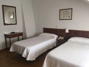 Standard-Doppelzimmer | Verdunkelungsvorhänge, Zustellbetten, kostenloses WLAN