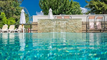 Indoor pool, 2 outdoor pools, pool loungers