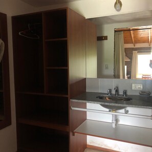 Ylelliset vuodevaatteet, pimennysverhot, ilmaiset vauvansängyt