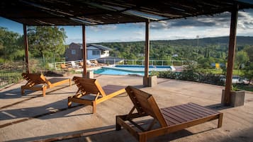 Una piscina al aire libre de temporada