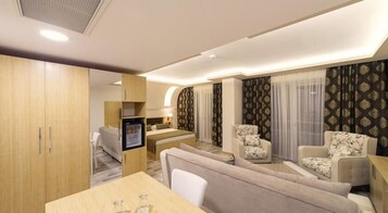 Habitación doble | Ropa de cama de alta calidad, minibar, caja fuerte y escritorio