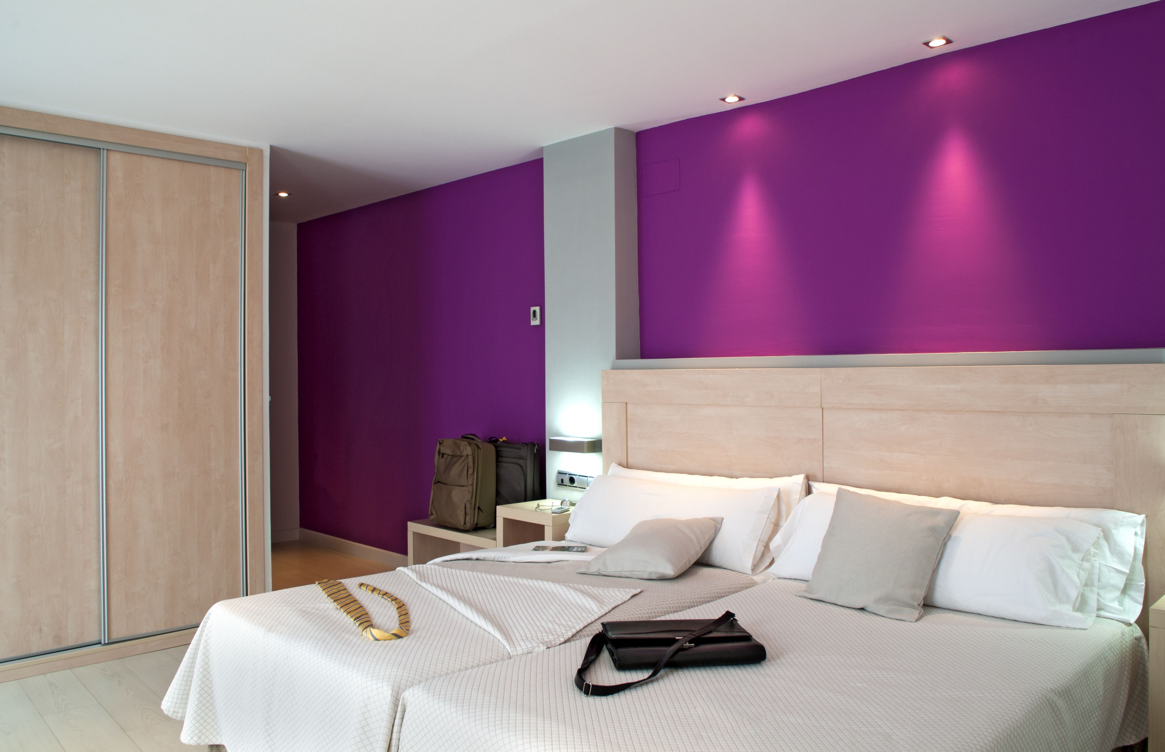 Een bureau, geluiddichte muren, babybedden (toeslag)