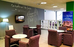Lobby sitting area - Hotel Europa (Jaén)