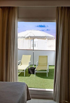 Superior-Doppel- oder -Zweibettzimmer, Terrasse | Schreibtisch, schallisolierte Zimmer, Babybetten, Zustellbetten