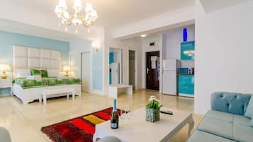 Studio | 2 bedrooms, in-room safe, free WiFi, bed sheets
