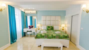 Studio | 2 bedrooms, in-room safe, free WiFi, bed sheets