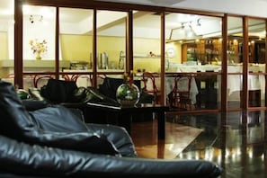 Área de estar no saguão
