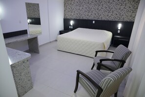 Phòng Suite, 1 giường đôi | Bàn, màn/rèm cản sáng, phòng cách âm, bàn ủi/dụng cụ ủi quần áo
