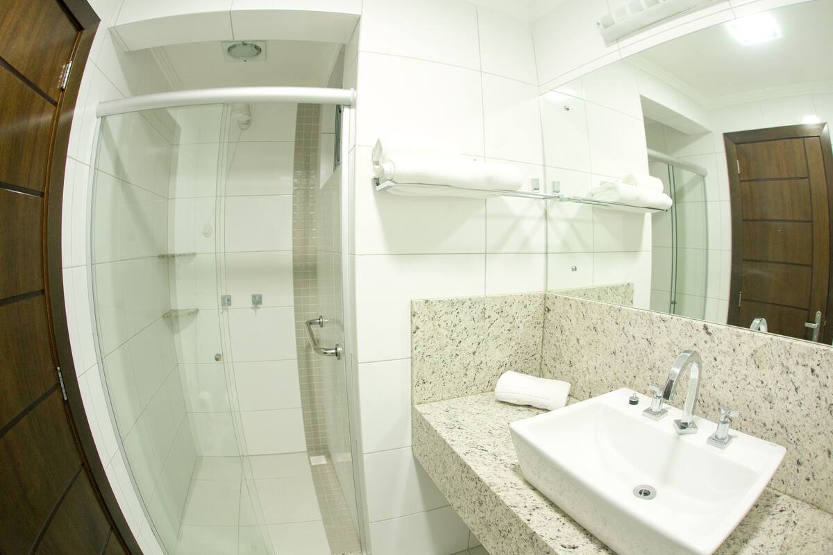 suite, 1 double bed | bathroom | shower, towels