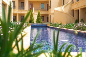 Una piscina al aire libre