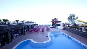 2 outdoor pools