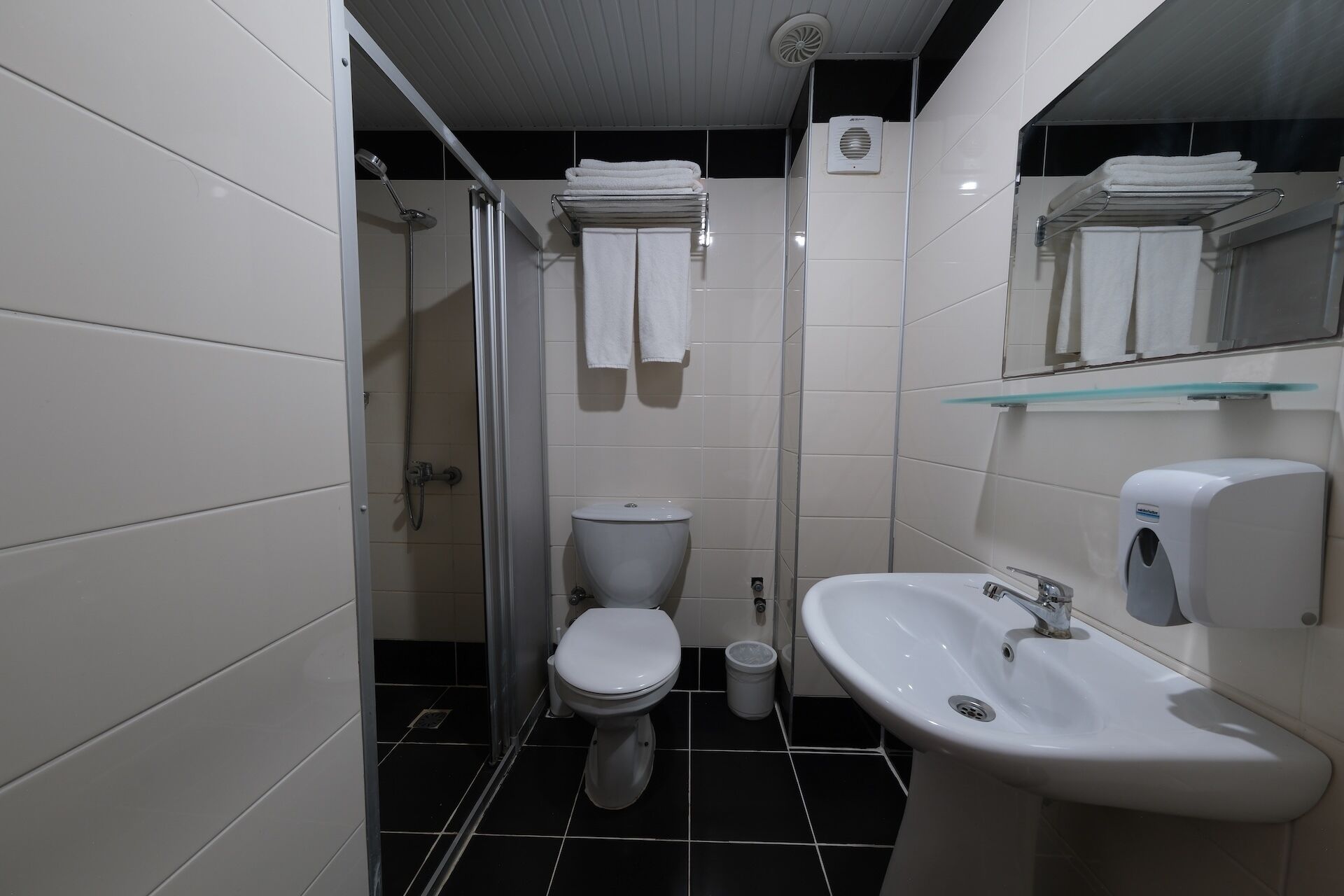 Ein modernes Badezimmer mit Toilette, Bidet und Waschbecken.