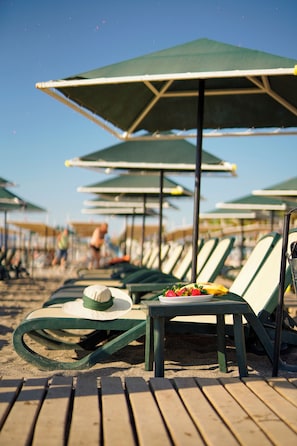Plage privée, chaises longues, parasols